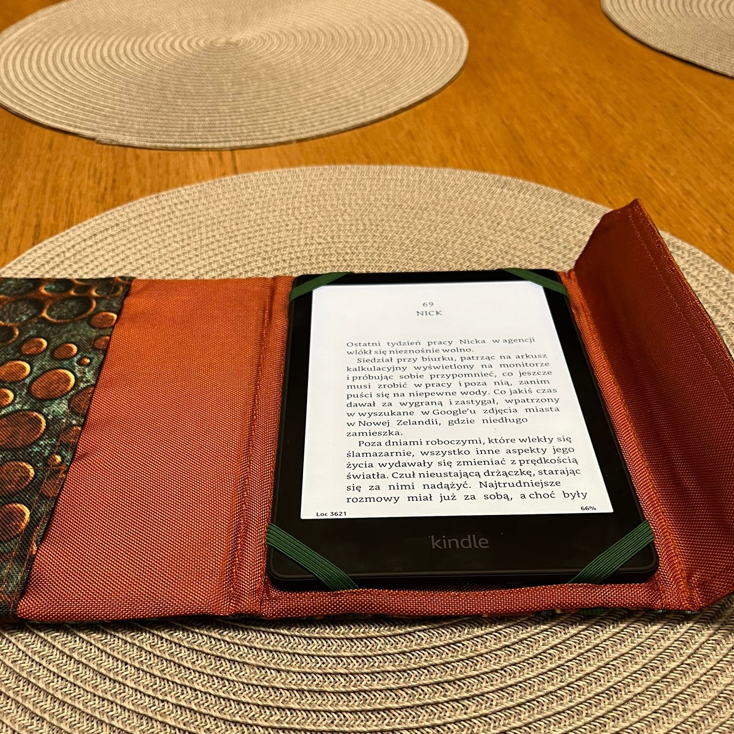 Etui na czytnik Kindle, idealnie dopasowane. Bardzo dtsbilnnie utrzymuje czytnik, uczytwniane, trwałe.