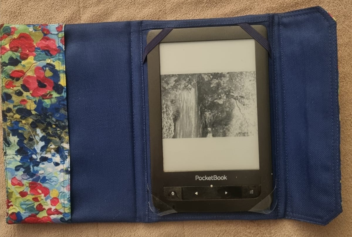 Etui, pokrowiec dopasowane do jednego z czytników PocketBook. Bardzo dobrze utrzymuje czytnik, zapewna pełną ochronę przed uszkodzeniem.